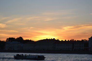 Günbatımı Üniversitesi setin içinde.