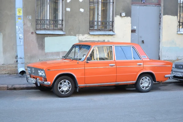 Antiguo naranja VAZ-2106 . — Foto de Stock