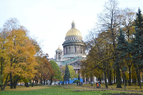 Alexander Garden och St.Isaacs katedralen i höstdag. — Stockfoto