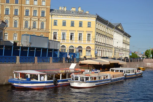 Ausflugsboote auf dem Kanal. — Stockfoto