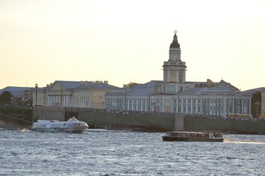 Merkezi St.Petersburg akşam görünümünü.
