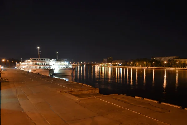 Nézd, a Néva-folyó töltésén éjjel. — Stock Fotó