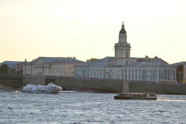 Blick auf das Zentrum von St. petersburg am Abend. — Stockfoto