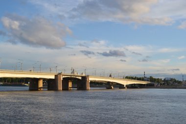 Alexander Nevsky Bridge at akşam.