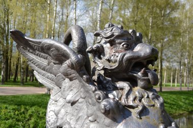 Çince ejderha heykeli.