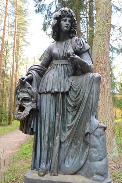 Statue d'une femme dans le parc Pavlovsk . — Photo
