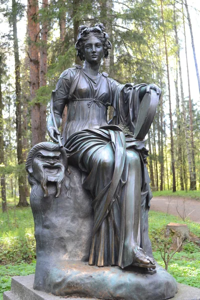Statue einer Frau im Pavlovsk Park. — Stockfoto
