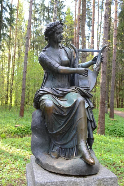 Posąg kobiety w parku Pavlovsk. — Zdjęcie stockowe