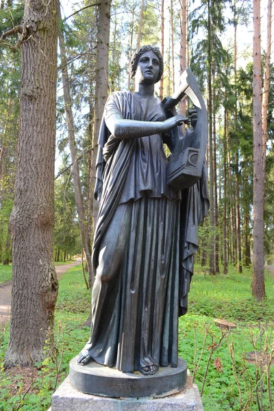 Pavlovsk Park'ta bir kadın heykeli. — Stok fotoğraf