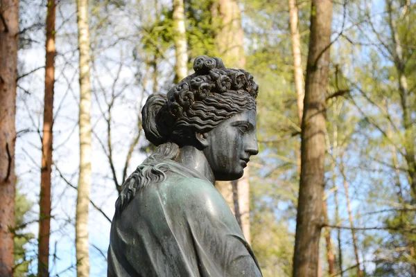 Статуя жінки в Павловську парк. — стокове фото