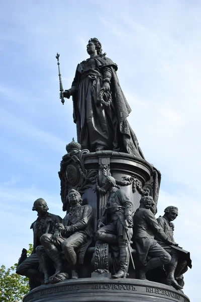 Monument van Catharina de grote op Ostrovski plein. — Stockfoto