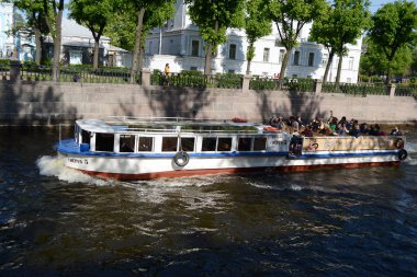 Kanaldaki zevk tekneler.