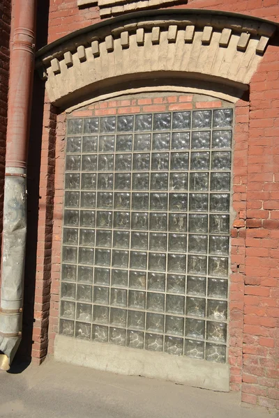 La fenêtre de l'ancien bâtiment d'usine . — Photo