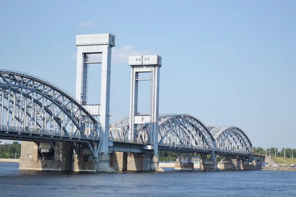 Finnlands Eisenbahnbrücke bei sonnigem Tag. — Stockfoto