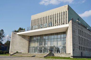 Terk edilmiş sinema salonu.