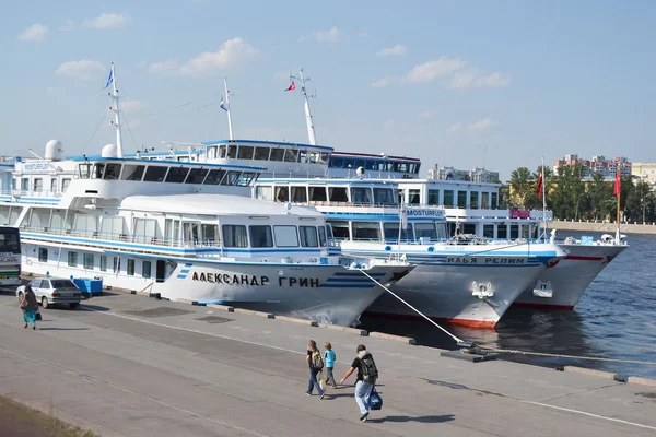 Bateaux de croisière fluviale . — Photo