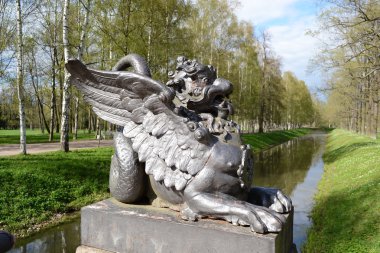 Çince ejderha heykeli.