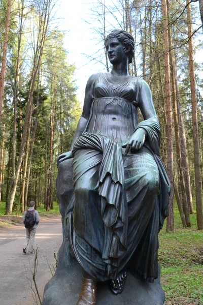 Standbeeld van een vrouw in Pavlovsk park. — Stockfoto