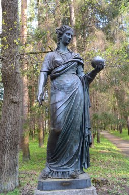 Pavlovsk Park'ta bir kadın heykeli.