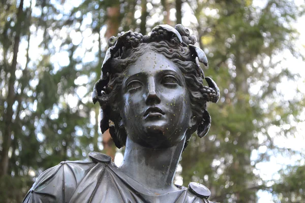 Statue of a woman in Pavlovsk park. — Stock Photo, Image