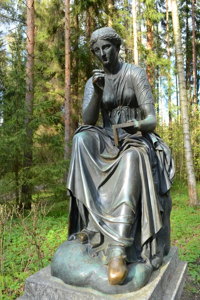 一个女人在巴甫洛夫斯克公园的雕像. — 图库照片