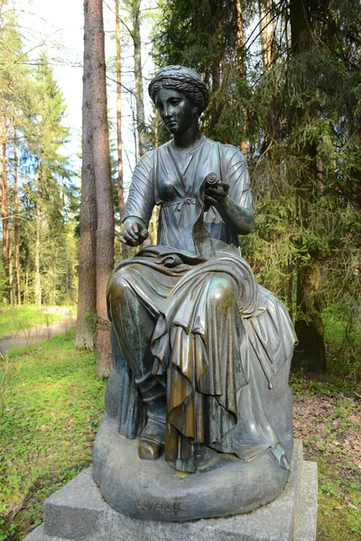 Statua di una donna nel parco Pavlovsk . — Foto Stock