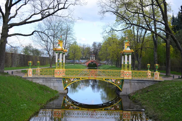 Мост в парке. — стоковое фото