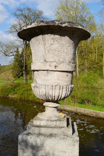 Decoratieve vaas in Pavlovsk Park. — Stockfoto