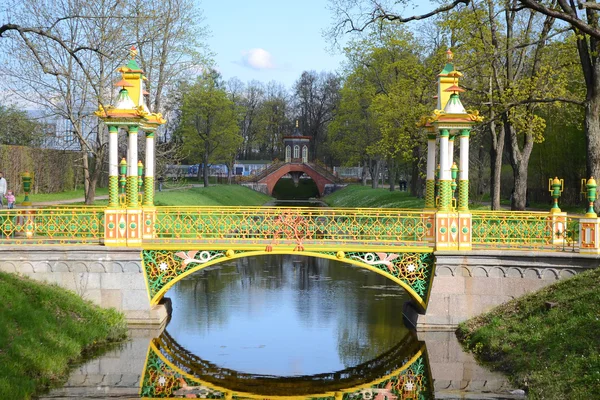 Brug in het park. — Stockfoto