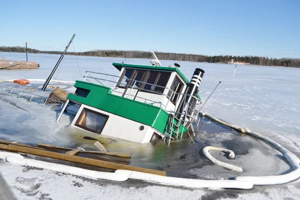 Potopená loď v přístavu Lappeenranta zimní. — Stock fotografie
