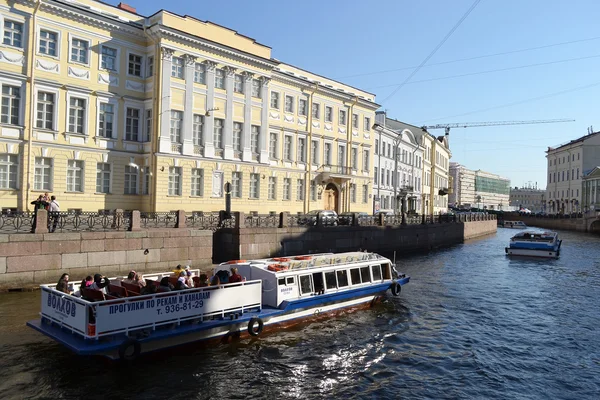 Pleasure boats on the canal. — Stock Photo, Image