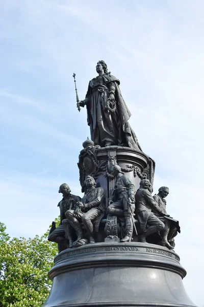 Monument van Catharina de grote op Ostrovski plein. — Stockfoto