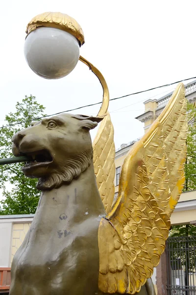 Greifvogelskulptur. — Stockfoto