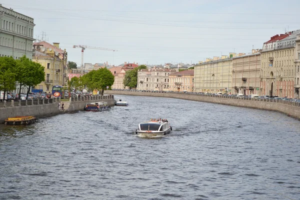 Pleasure boats on the canal. — Stock Photo, Image