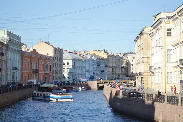 Kedvtelési célú hajók a csatorna. — Stock Fotó