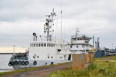 Bulutlu gün Harbor'da San.