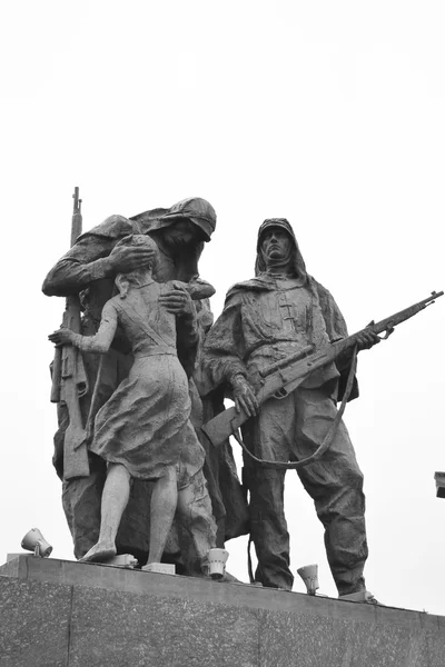 Fragmento de monumento a los heroicos defensores de Leningrado . — Foto de Stock