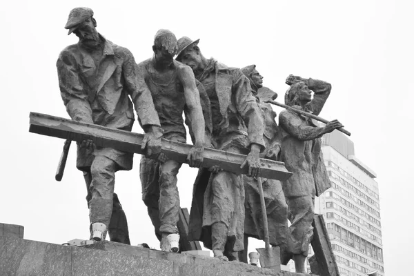 Fragmento de monumento a los heroicos defensores de Leningrado . — Foto de Stock