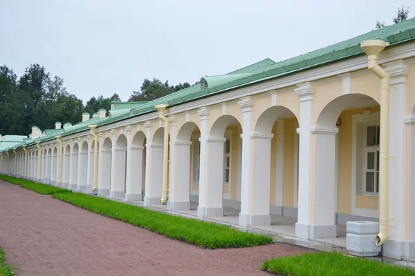 Colonnade of Big Menshikovsky palace in Oranienbaum. — Stock Photo, Image