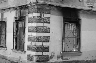 San içinde terk edilmiş binanın parçası.