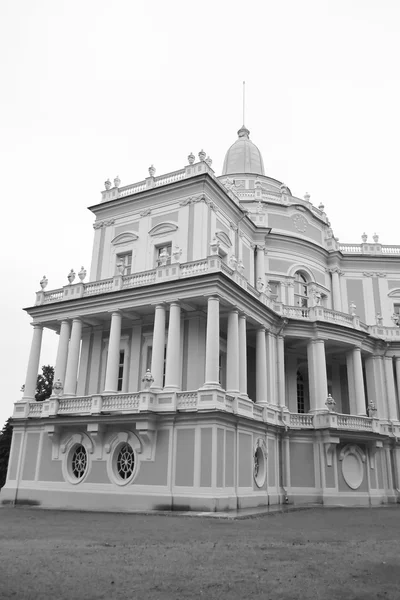 O pavilhão Katalnaya gorka em Oranienbaum . — Fotografia de Stock