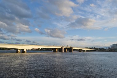Alexander Nevsky Bridge at akşam.