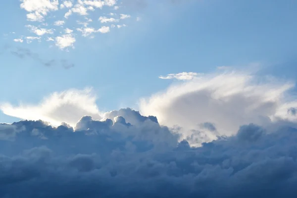 Cielo blu e nuvole. — Foto Stock