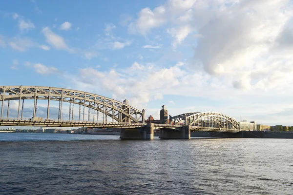 Peter Great Bridge na večer. — Stock fotografie