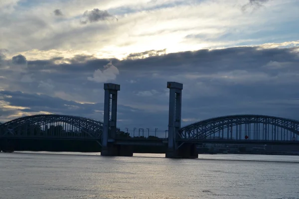 Finlandia Ponte ferroviario alla sera nuvolosa . — Foto Stock