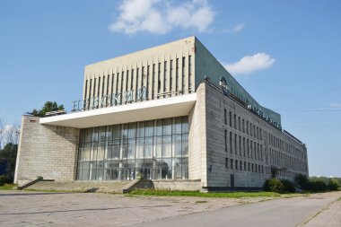 Terk edilmiş sinema salonu.