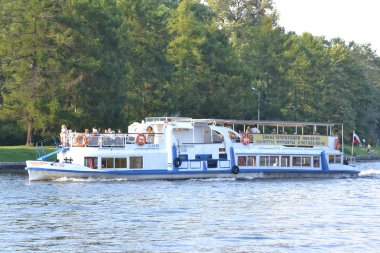 Küçük nehir yolcu gemilerine.