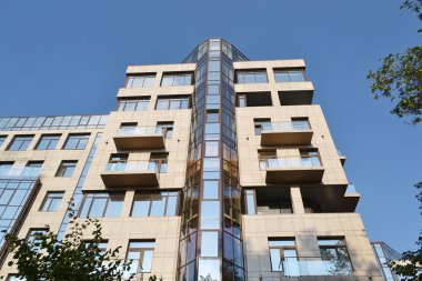 Modern binanın görünümü.