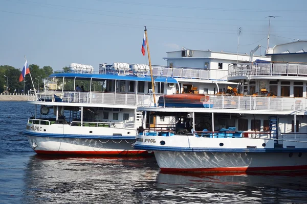 Bateaux de croisière fluviale . — Photo