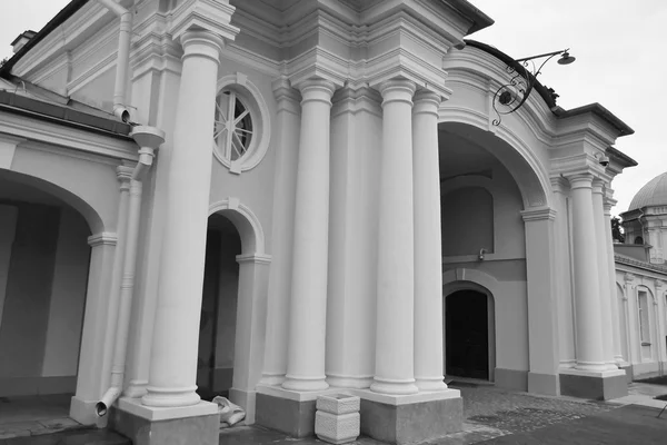 Porte du Grand Palais Menshikovsky à Oranienbaum . — Photo